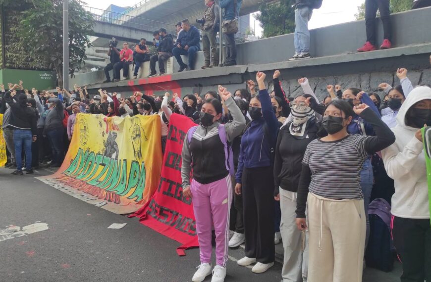 Padres de los 43 protestan frente a la CNDH; exigen explicación sobre recomendación