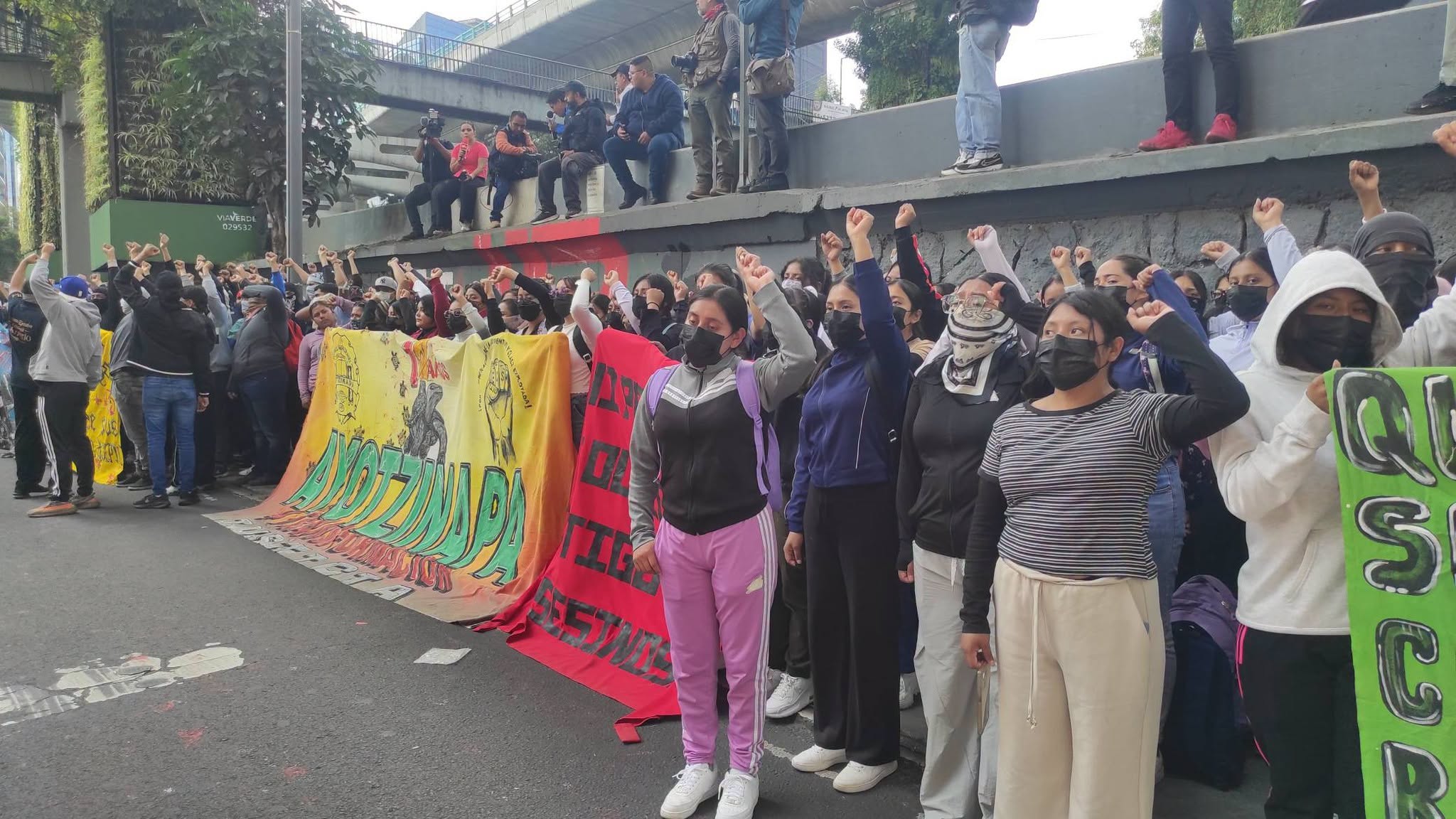 Padres de los 43 protestan frente a la CNDH; exigen explicación sobre recomendación