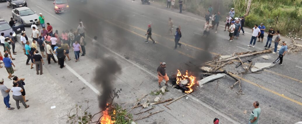 Bloquean carretera Villahermosa-Frontera por falta de agua en la zona Yokot’an