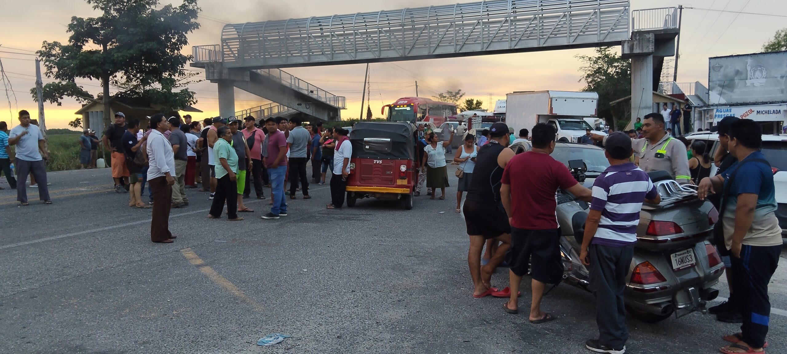 Bloquean carretera Villahermosa-Frontera por falta de agua en la zona Yokot’an