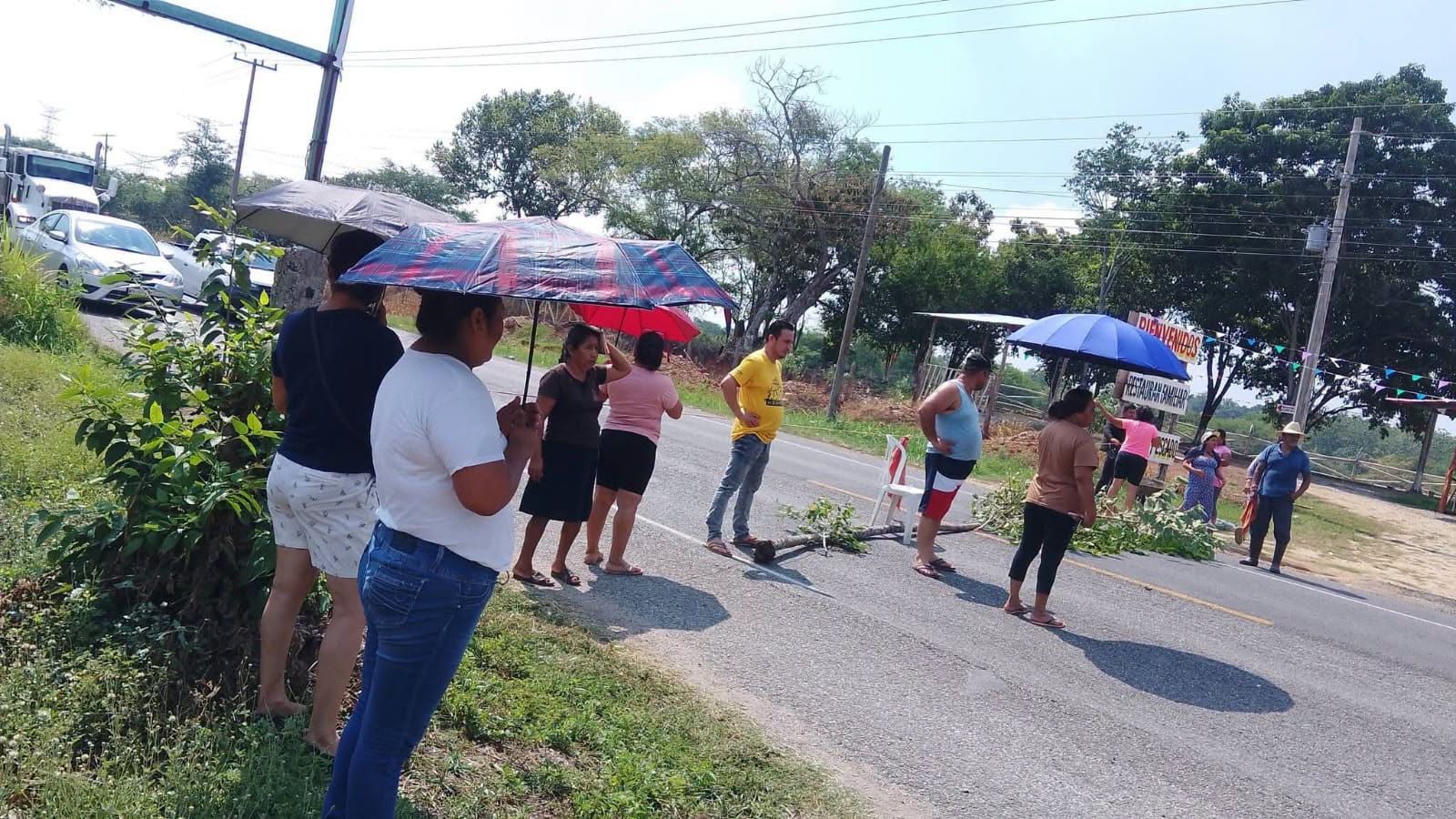 Bloquean la Villahermosa-Jalapa por falta de luz y agua