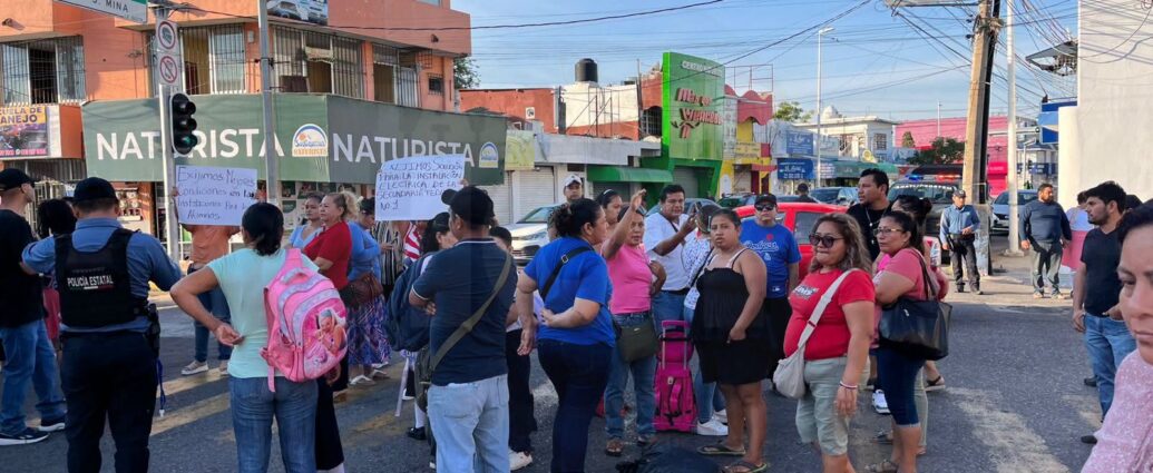 Padres bloquean avenida Mina; exigen aires acondicionados y mejoras en secundaria