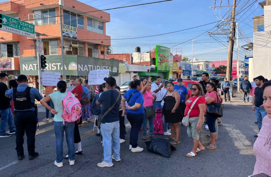 Padres bloquean avenida Mina; exigen aires acondicionados y mejoras en secundaria