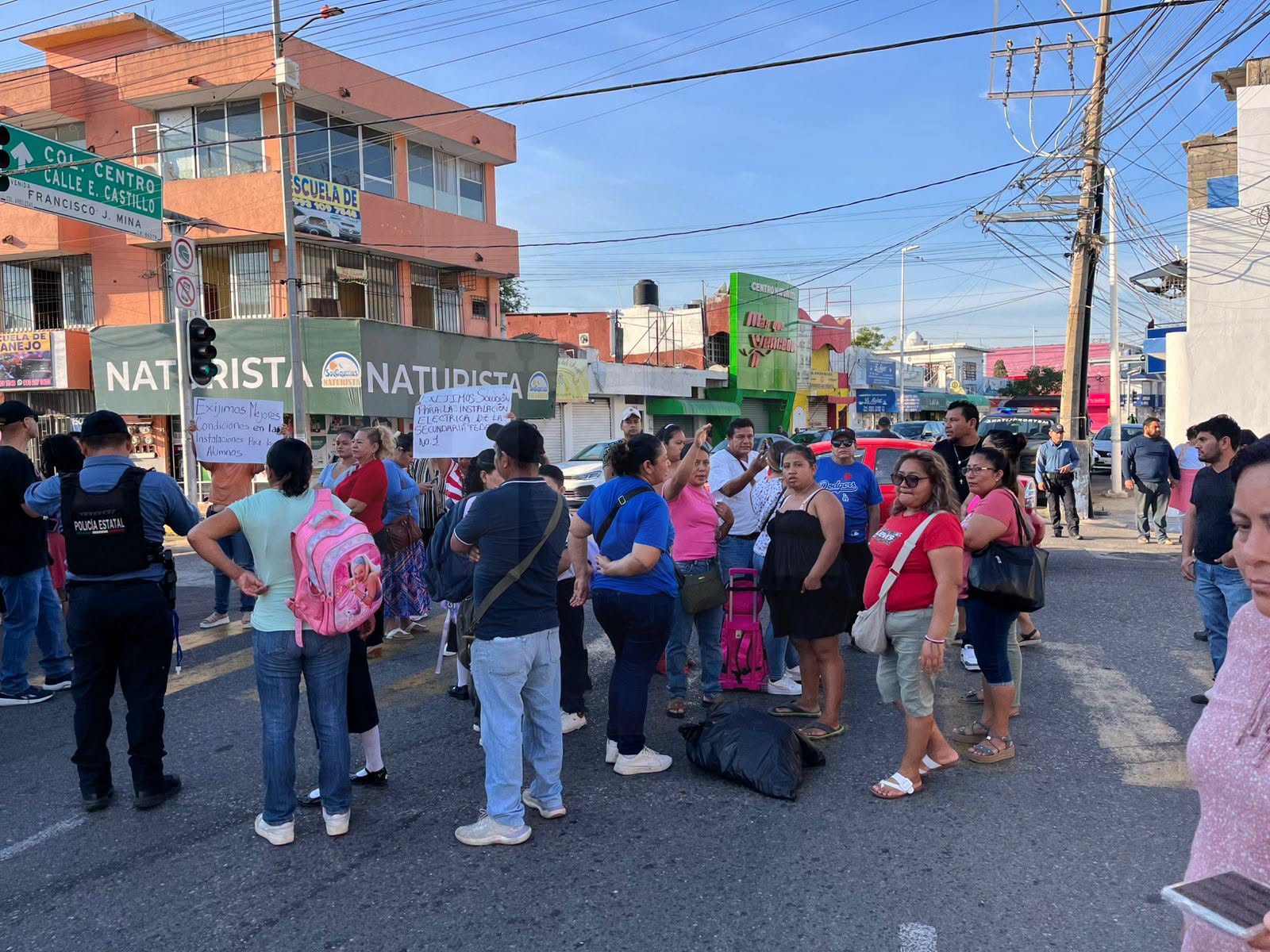 Padres bloquean avenida Mina; exigen aires acondicionados y mejoras en secundaria