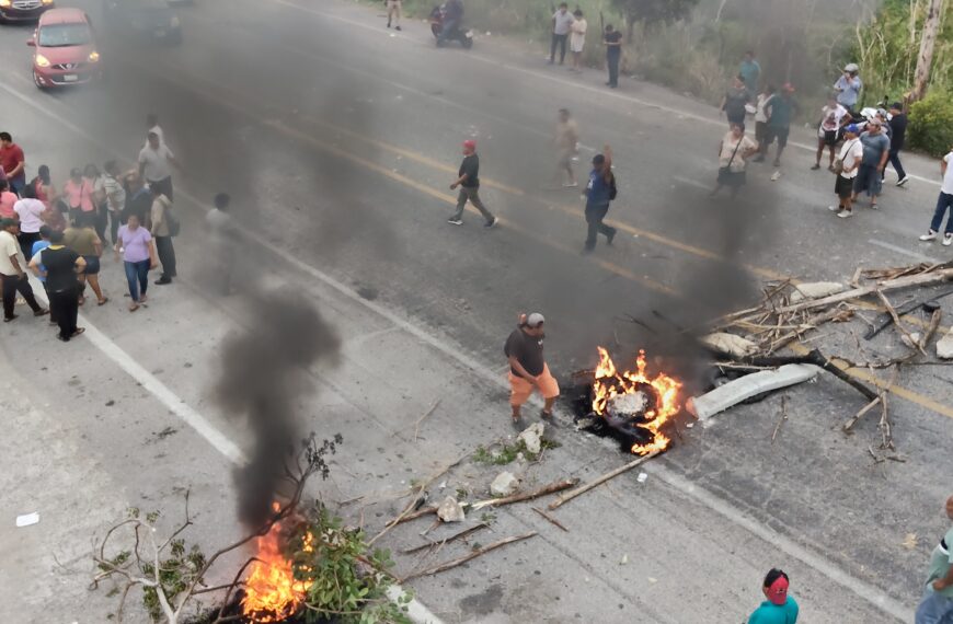 Bloquean carretera Villahermosa-Frontera por falta de agua en la zona Yokot’an