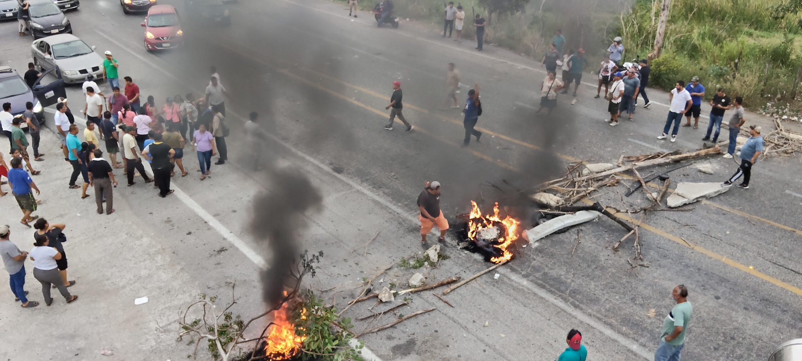 Bloquean carretera Villahermosa-Frontera por falta de agua en la zona Yokot’an