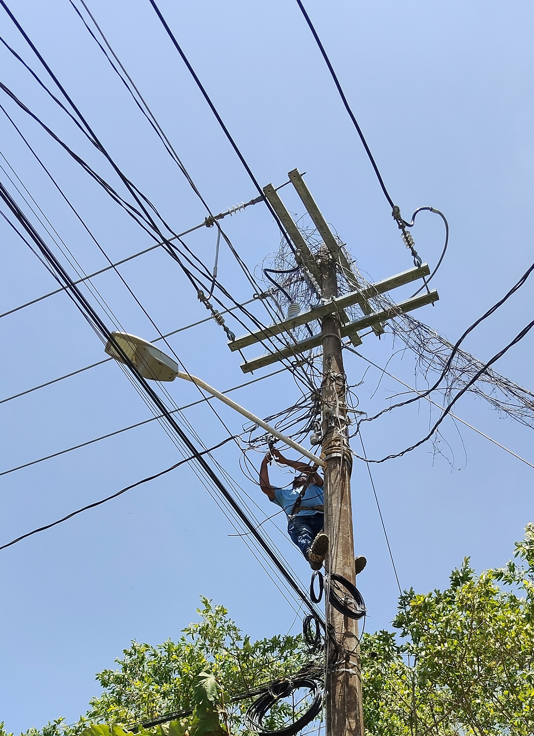 Atienden problema eléctrico en secundaria Jaime Torres Bodet tras protesta de padres