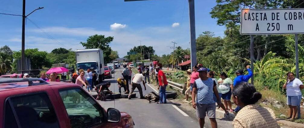 Habitantes de Villa Chablé bloquean carretera Villahermosa-Escárcega por falta de agua y luz