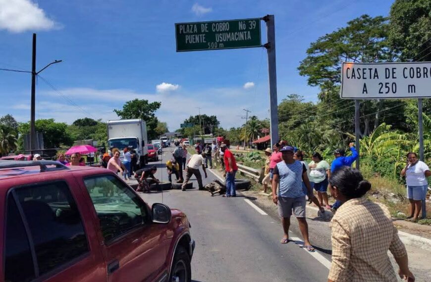 Habitantes de Villa Chablé bloquean carretera Villahermosa-Escárcega por falta de agua y luz