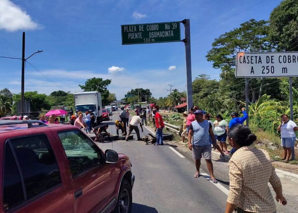 Habitantes de Villa Chablé bloquean carretera Villahermosa-Escárcega por falta de agua y luz