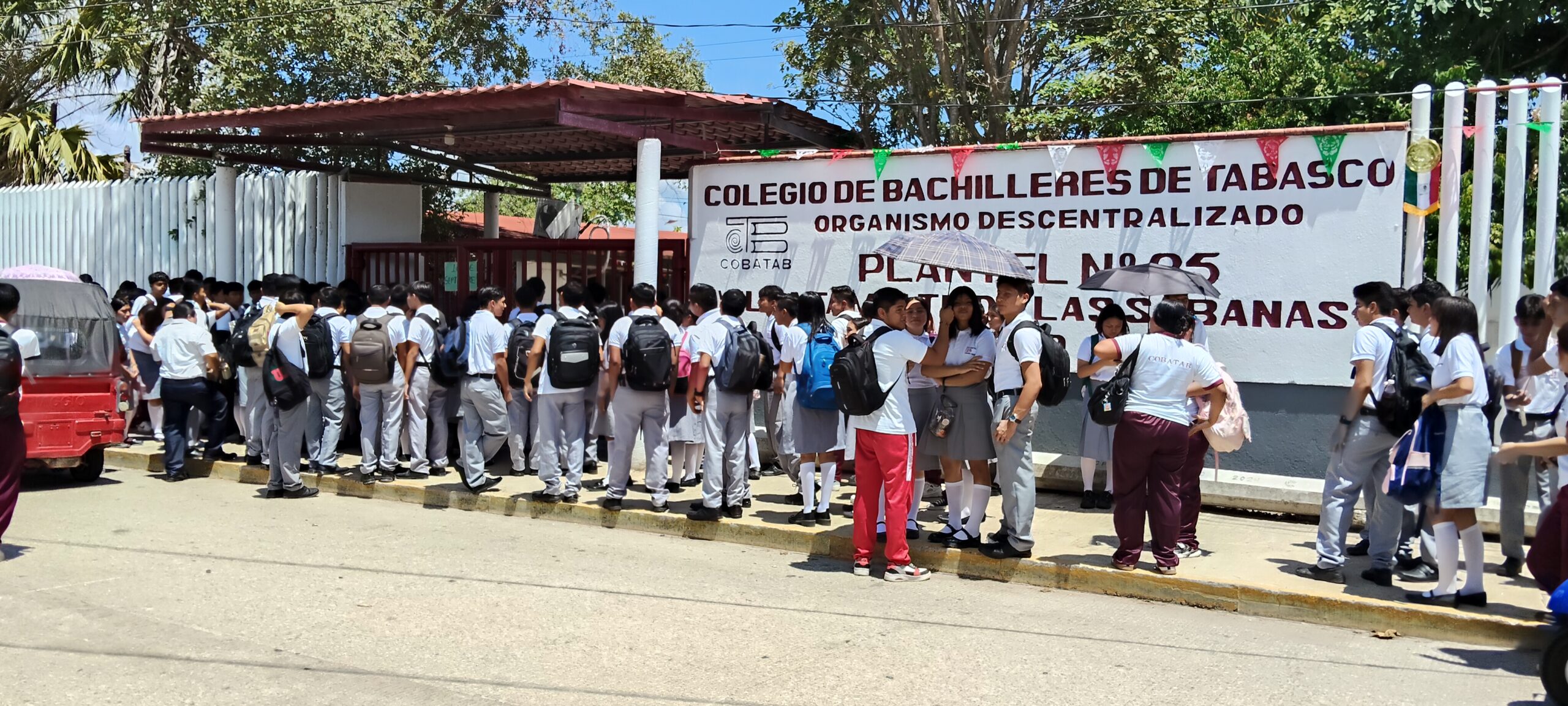 Padres respaldan reglas del Cobatab 25 y exigen operación mochila