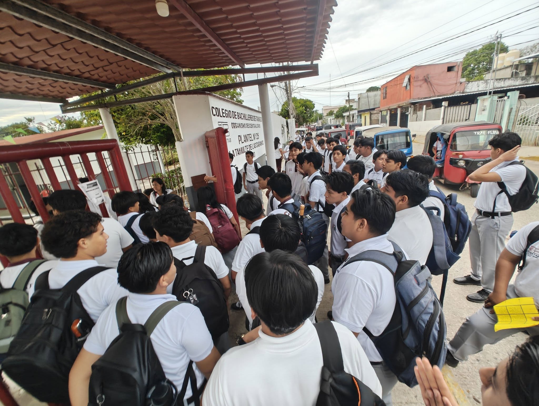 Persisten restricciones a estudiantes por cabello largo en Cobatab 25