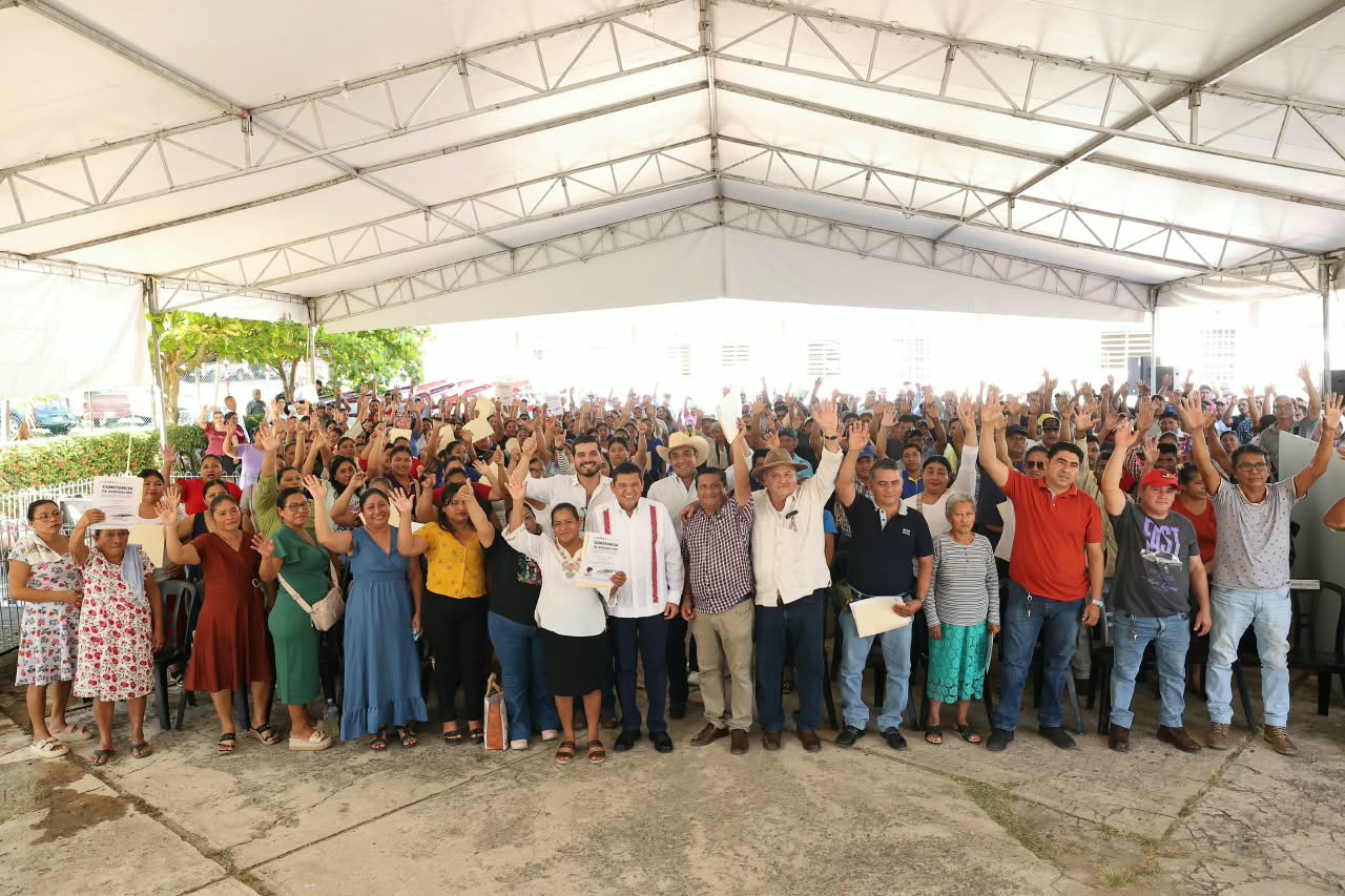 Entrega Javier May cerdos y cayucos a 210 productores de Tabasco