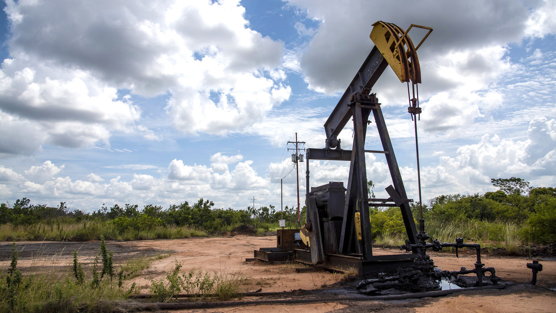 Trump asegura que el petróleo “brota del suelo” en Venezuela y presume acuerdo energético con el país