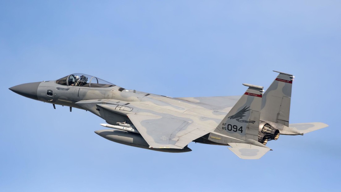 Aviador de EU revela cómo sobrevivió tras ser derribado su F-15 por Irán