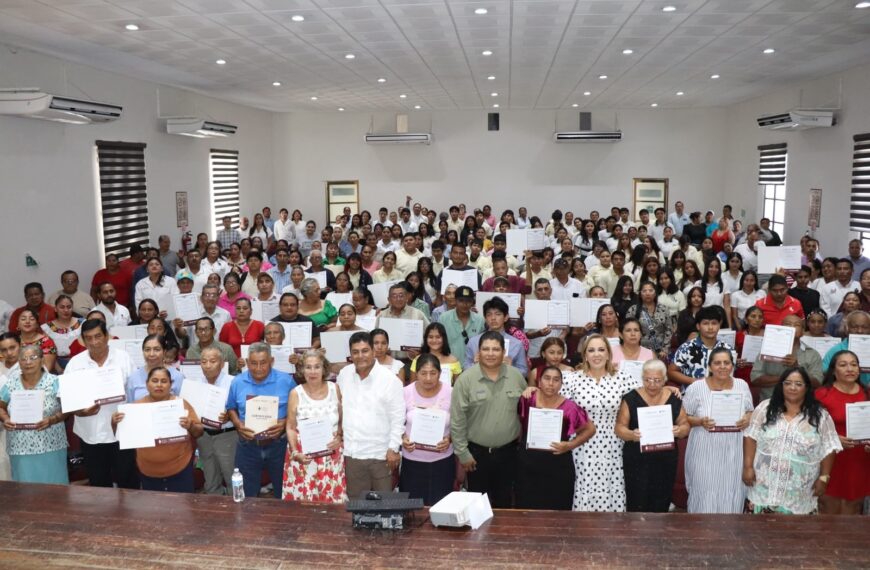 Concluyen educación básica 100 habitantes de Jalpa de Méndez