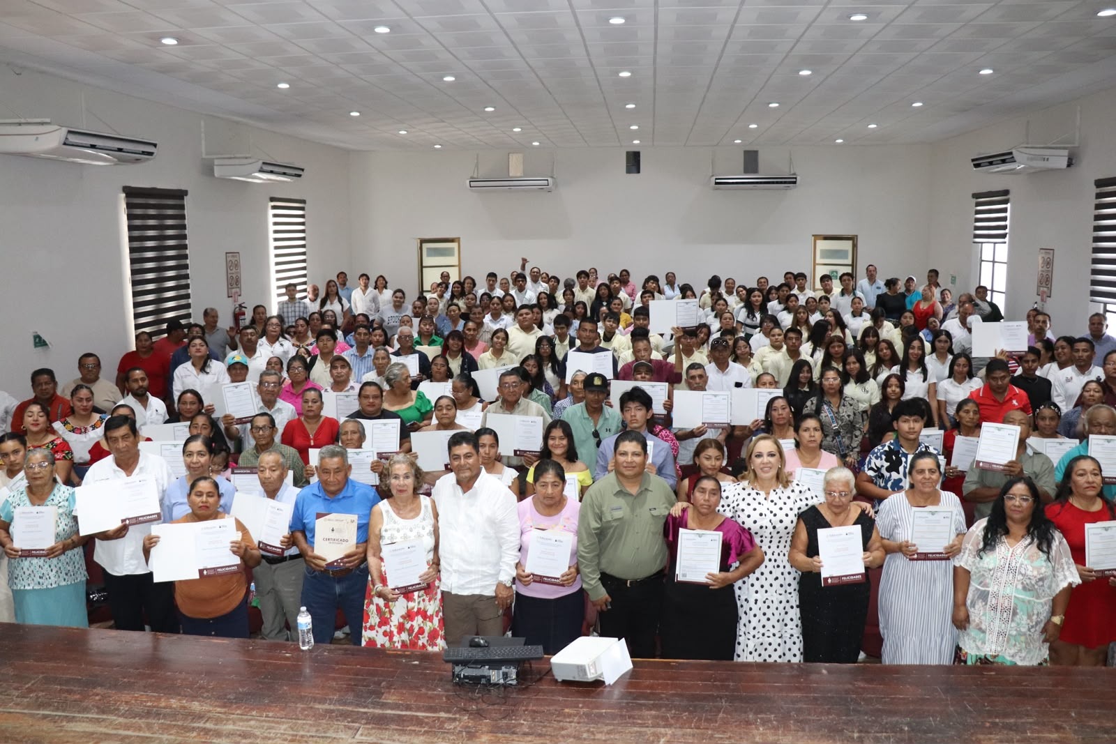 Concluyen educación básica 100 habitantes de Jalpa de Méndez