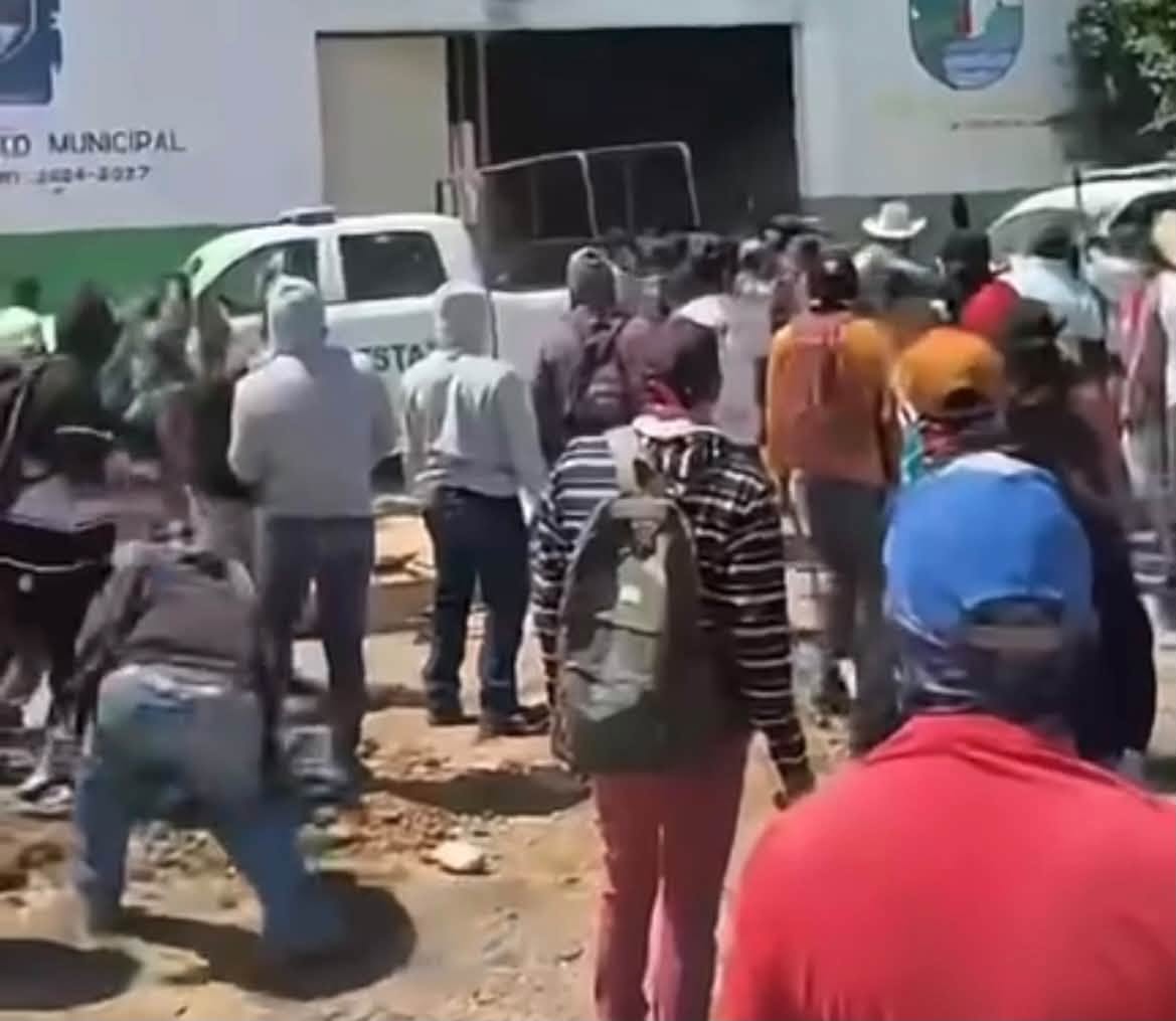 Bloqueos y ataques contra fuerzas de seguridad desatan tensión en Guerrero