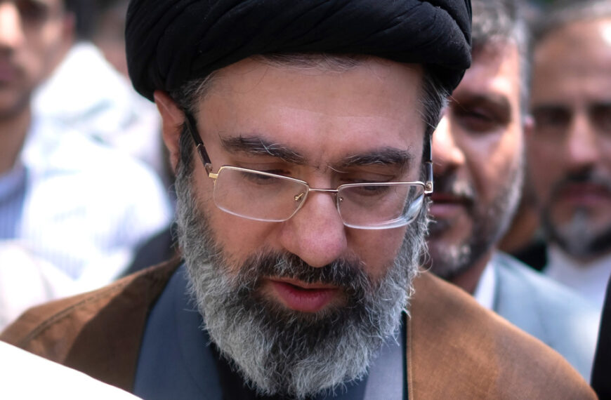 Irán mantiene sus condiciones para reabrir el estrecho de Ormuz y reportan que su líder supremo sobrevivió a un ataque
