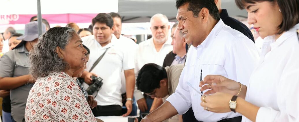 Javier May acerca servicios y atención directa a habitantes de Tepetitán, cuna de AMLO…