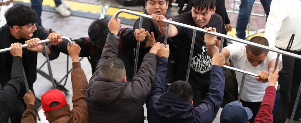 Normalistas de El Mexe irrumpen en acto de Sheinbaum para exigir apertura total de la escuela
