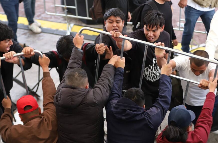 Normalistas de El Mexe irrumpen en acto de Sheinbaum para exigir apertura total de la escuela