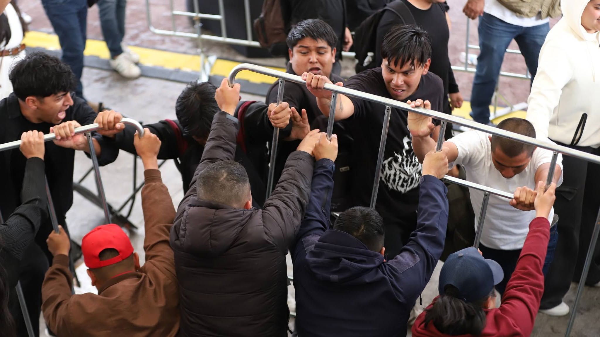 Normalistas de El Mexe irrumpen en acto de Sheinbaum para exigir apertura total de la escuela