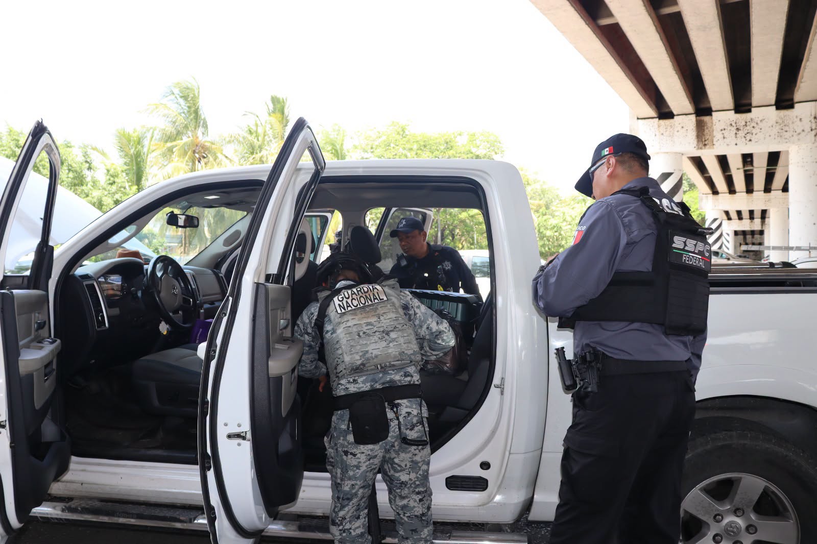Aseguran armas, drogas y casi 13 millones de cigarros apócrifos en Tabasco