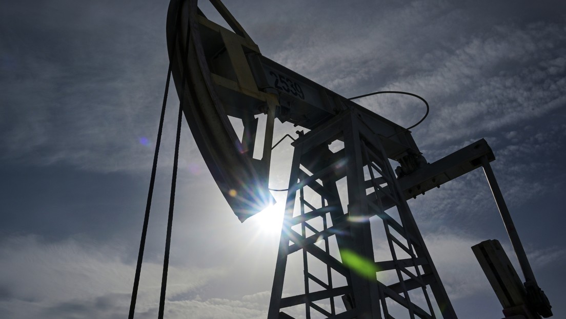 Petróleo ruso Urals alcanza los 121 dólares por barril tras fuerte repunte