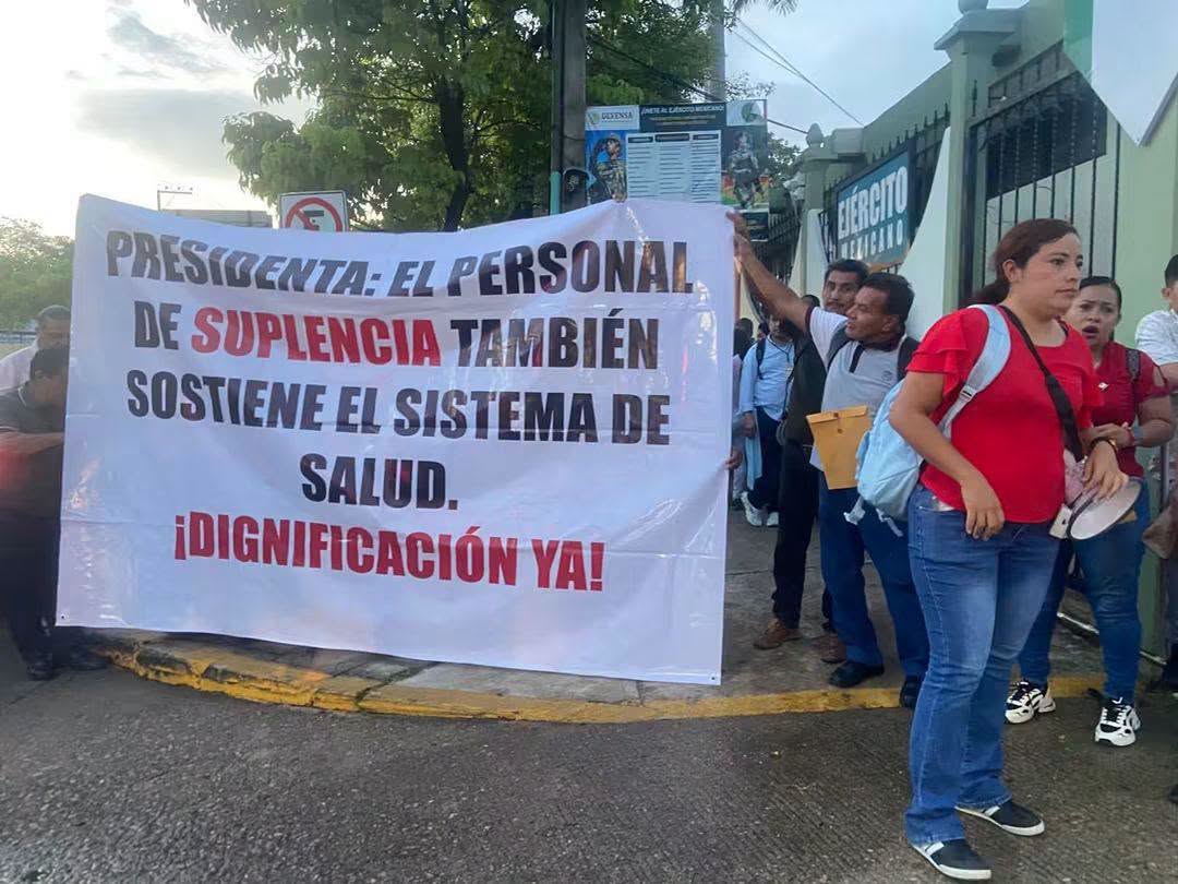 Trabajadores de salud de suplencia protestan durante visita de Sheinbaum a Tabasco