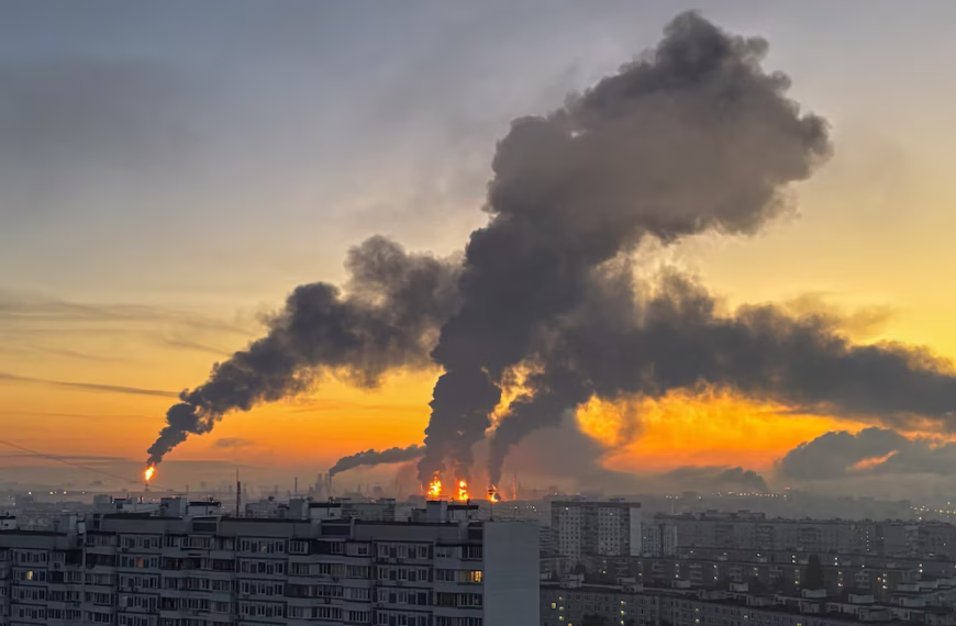 Ataque masivo con drones golpea Moscú; refinería petrolera resulta dañada