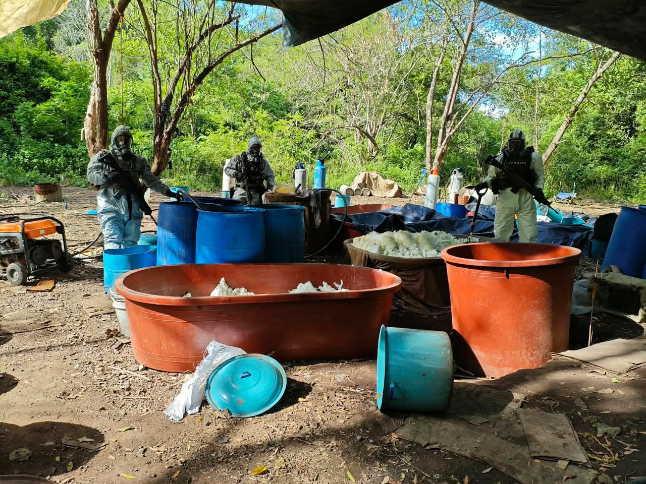 Desmantelan cuatro laboratorios clandestinos para fabricar drogas sintéticas en Michoacán y Guerrero