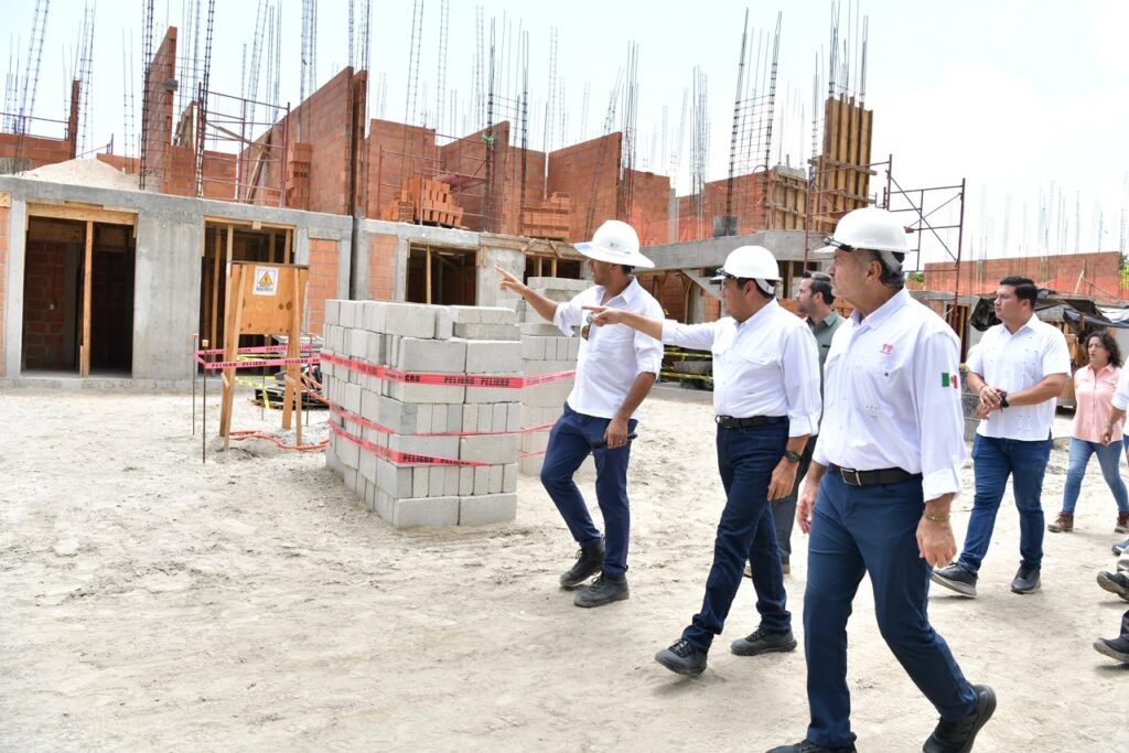 Javier May y director del Infonavit, Octavio Romero, supervisan construcción de más de 12 mil viviendas en Tabasco…