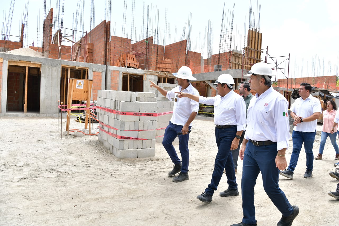 Javier May y director del Infonavit, Octavio Romero, supervisan construcción de más de 12 mil…