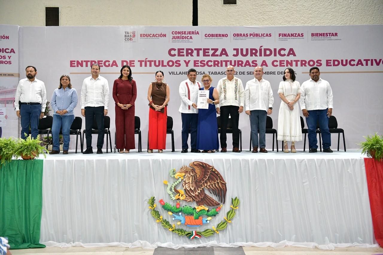 Entregan certeza jurídica a 377 planteles educativos de Tabasco