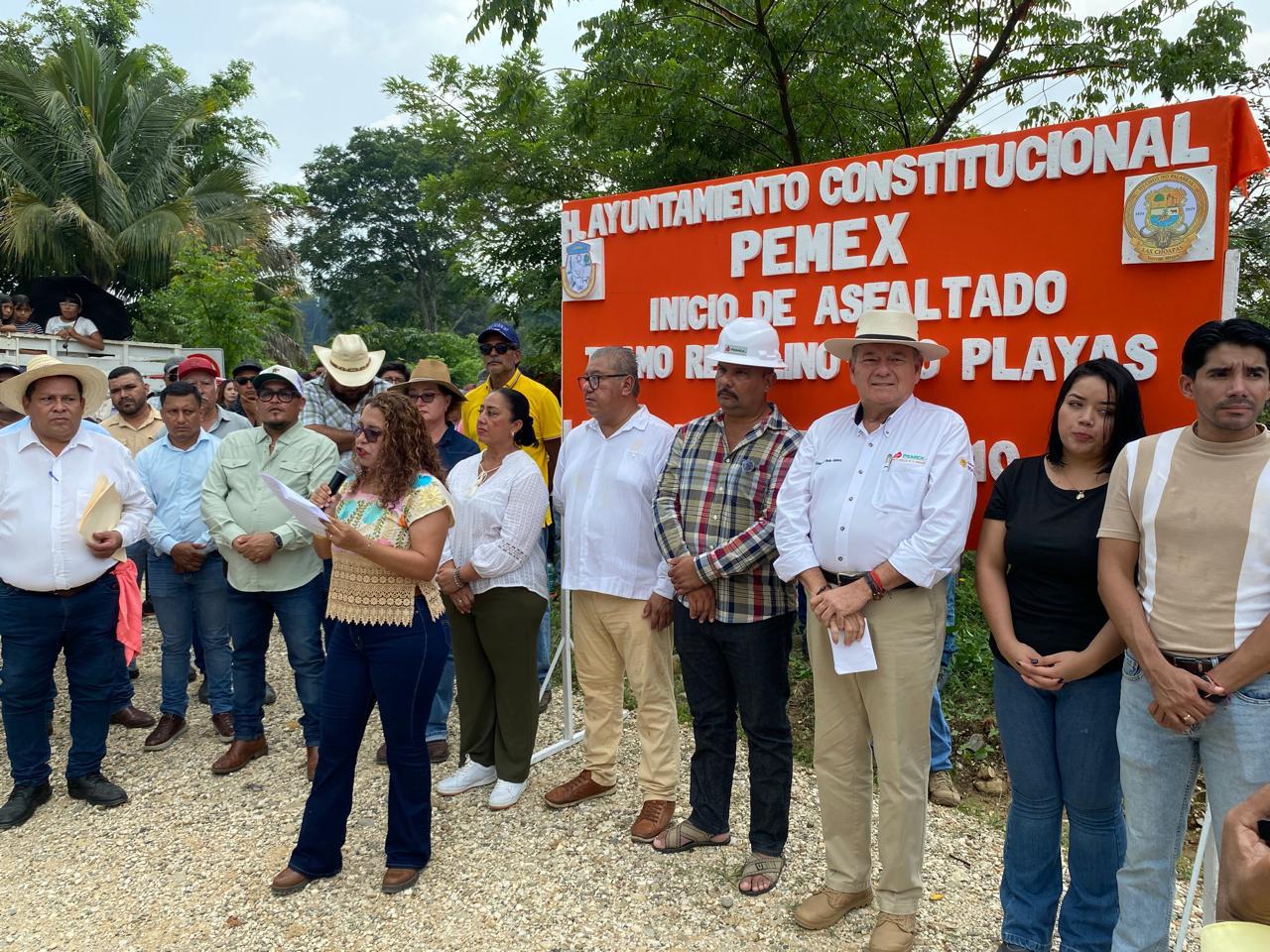 Pemex entrega asfalto y pagos de afectaciones en Las Choapas, Veracruz…