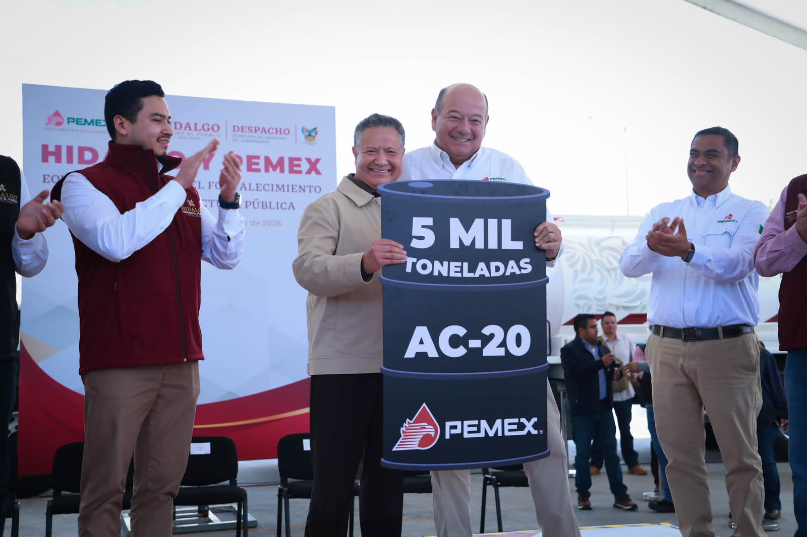 Raúl Ojeda, Gerente de Responsabilidad Social de Pemex, entrega apoyos por más de 78 mdp al gobierno de Hidalgo…  
