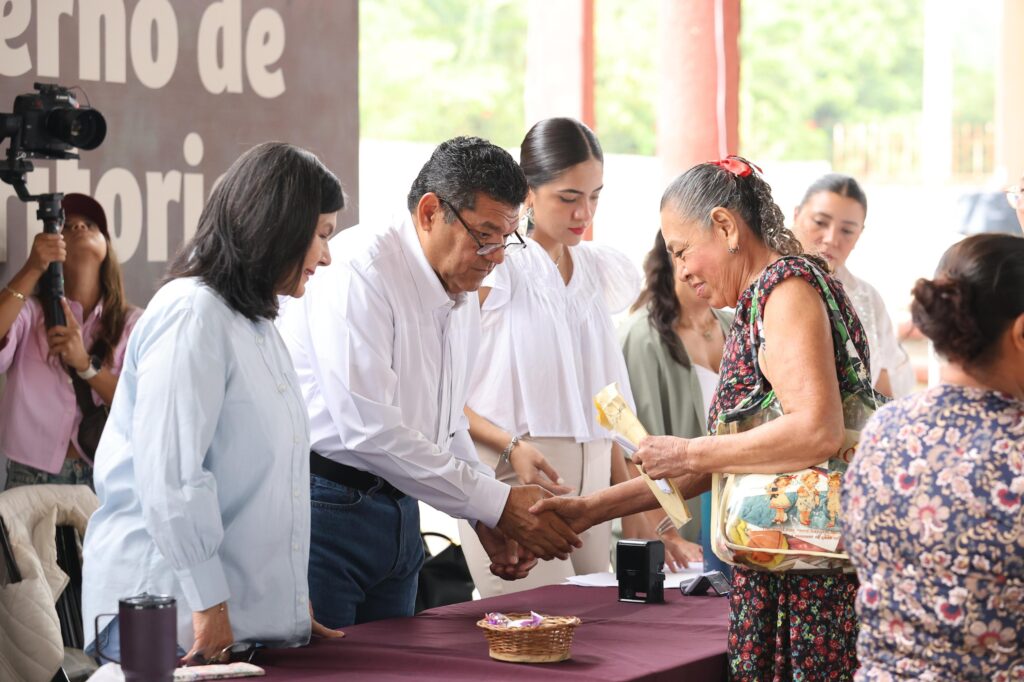 Javier May en Macultepec, Centro: “trabajamos todos los días para atender necesidades de las familias…