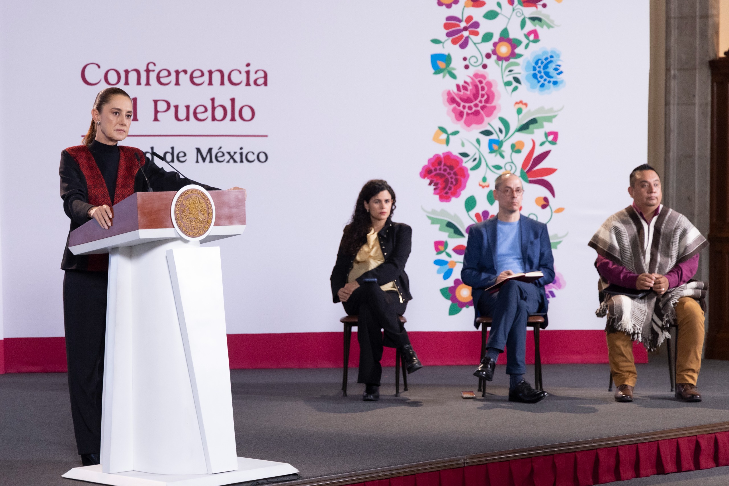 Sheinbaum presenta decreto para proteger a menores de edad en plataformas digitales