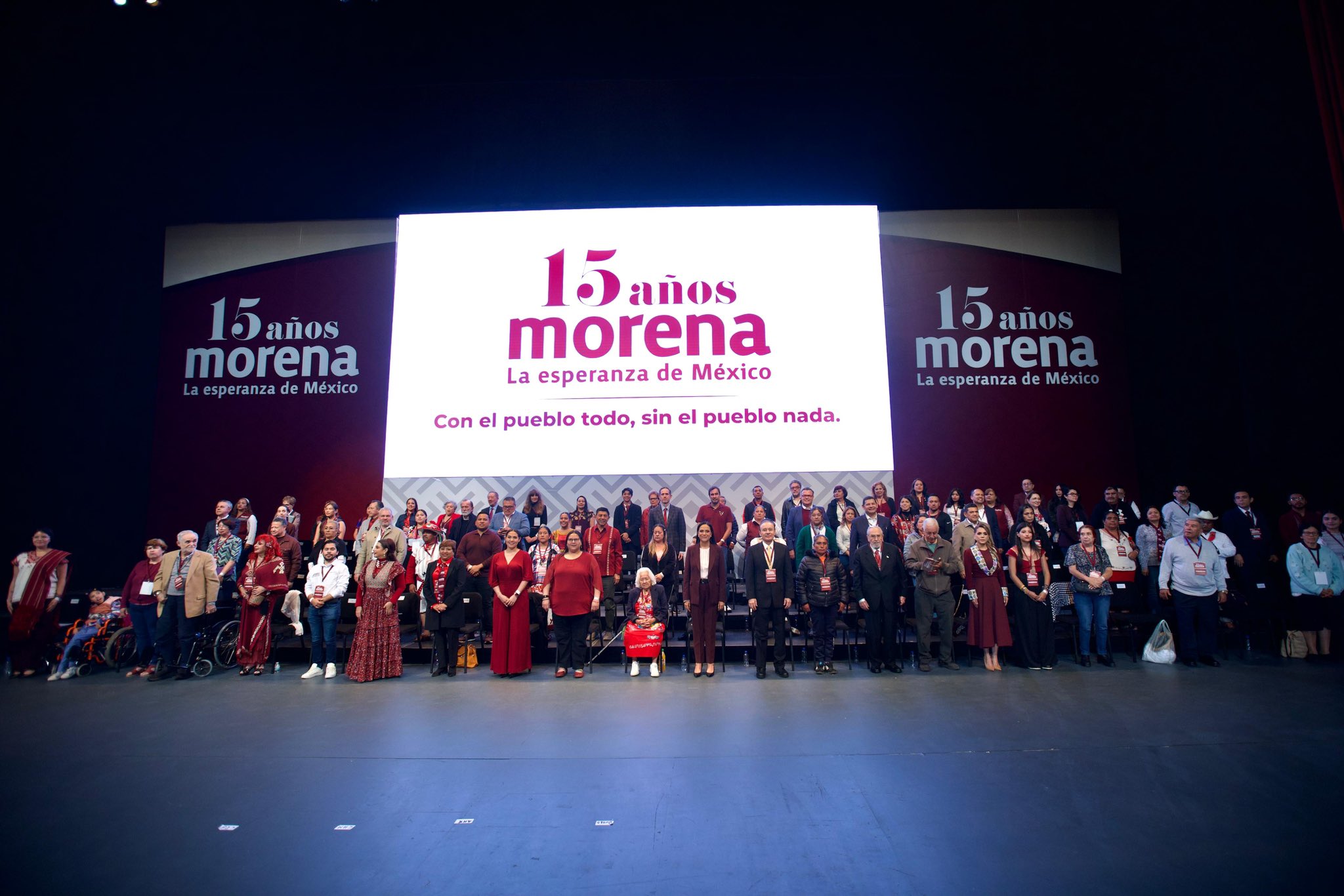 Con llamados a evitar divisiones y consolidar el movimiento, Morena festeja 15 años con ovaciones…