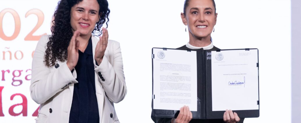 Sheinbaum firma decreto para proteger a menores de edad en plataformas digitales