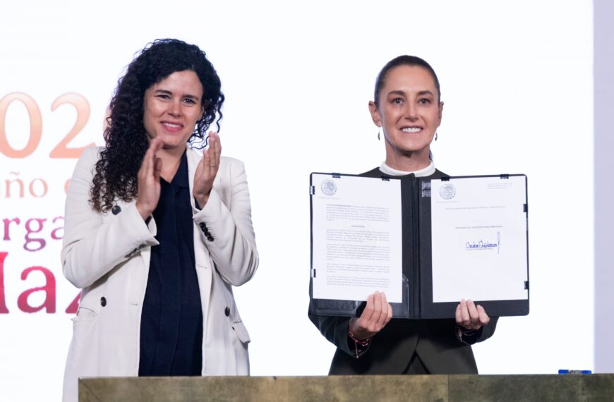 Sheinbaum firma decreto para proteger a menores de edad en plataformas digitales