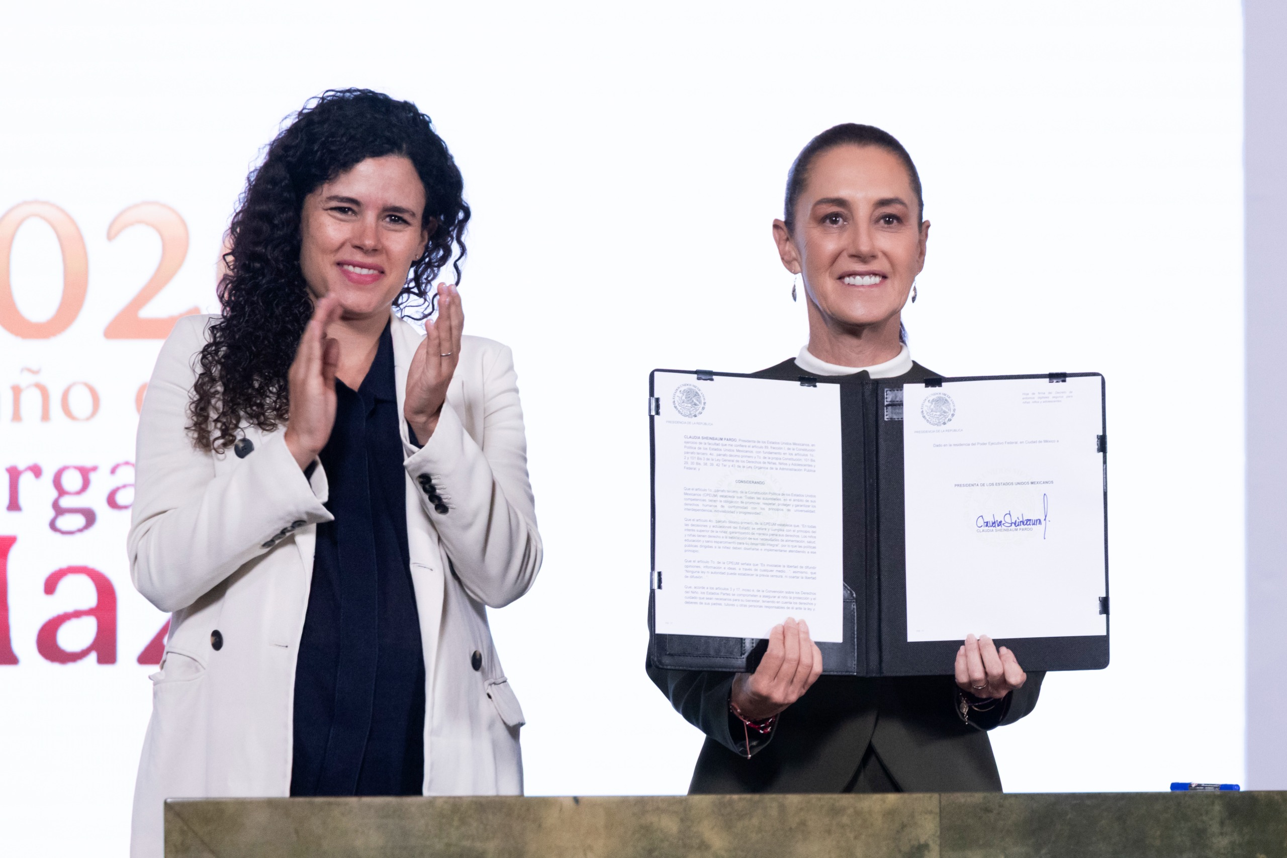 Sheinbaum firma decreto para proteger a menores de edad en plataformas digitales