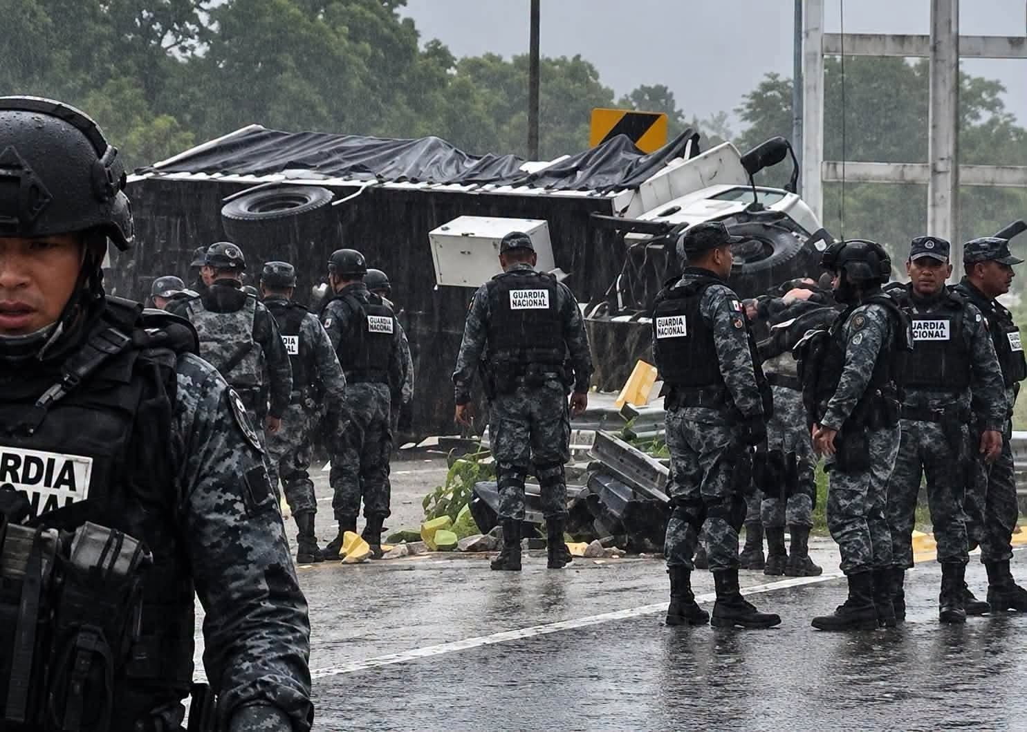 Vuelca camión de la Guardia Nacional en carretera Mérida-Campeche; reportan 11 lesionados