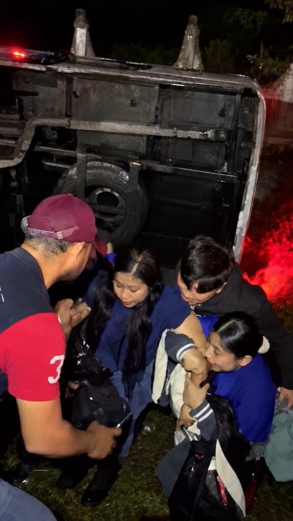 Lluvias provocan volcadura de camión con 40 trabajadores en la carretera Villahermosa-Frontera