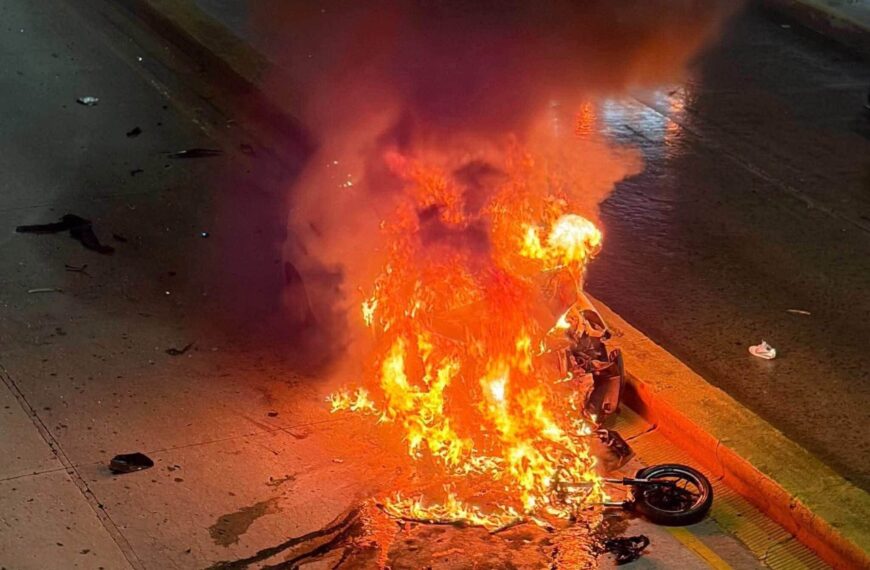 Choque entre automóvil y motocicleta provoca incendio y caos vial en Ruiz Cortines