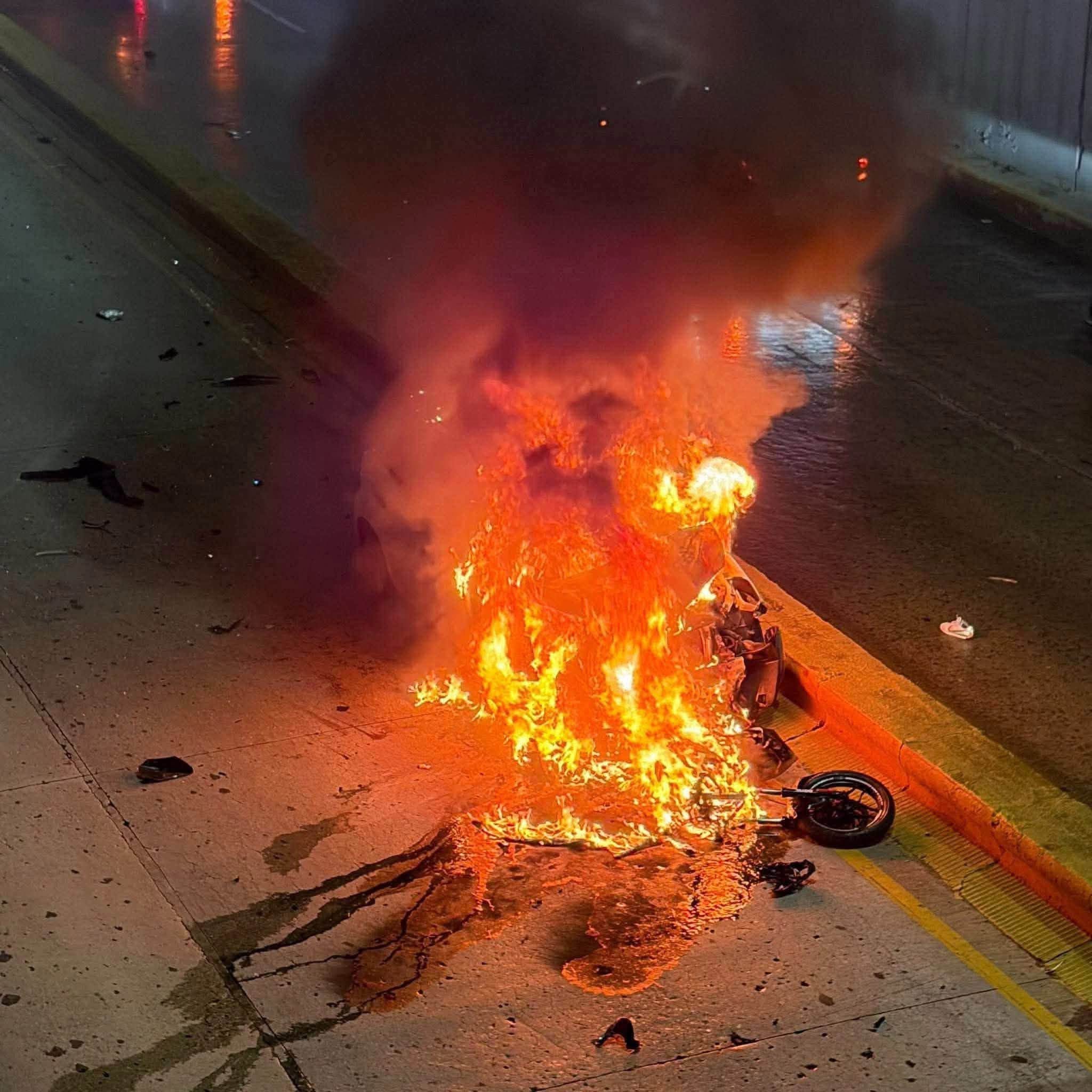 Choque entre automóvil y motocicleta provoca incendio y caos vial en Ruiz Cortines