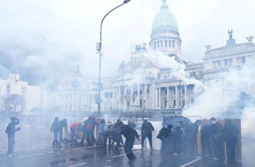 Represión policial empaña la Marcha Federal Universitaria en Argentina