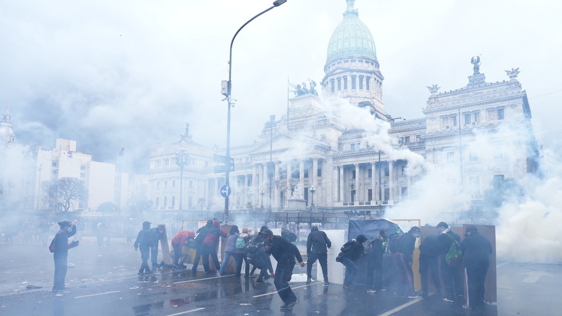 Represión policial empaña la Marcha Federal Universitaria en Argentina