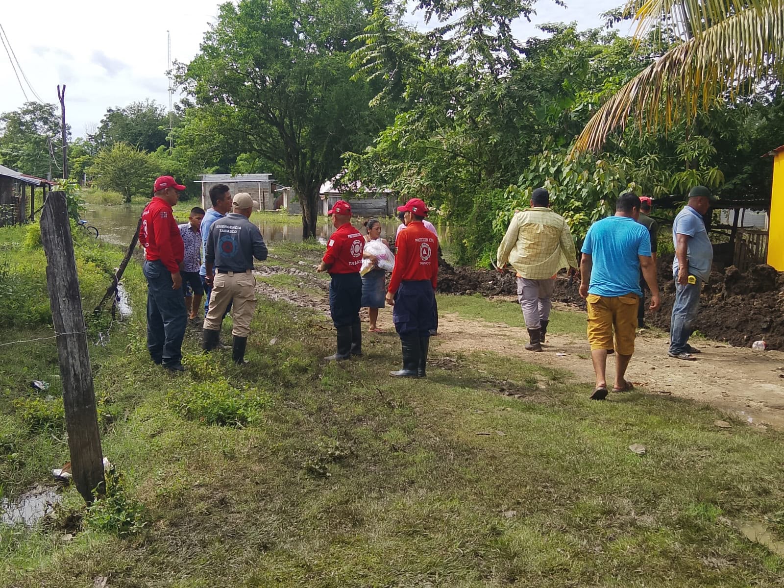 Inundación afecta 22 viviendas en Balancán; familias reciben apoyos